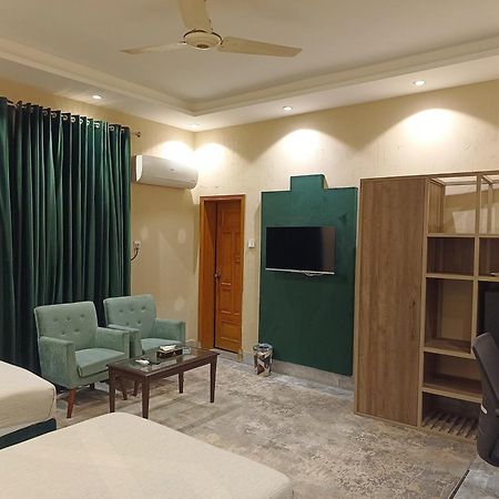 Vip Express Hotel Peshawar Buitenkant foto