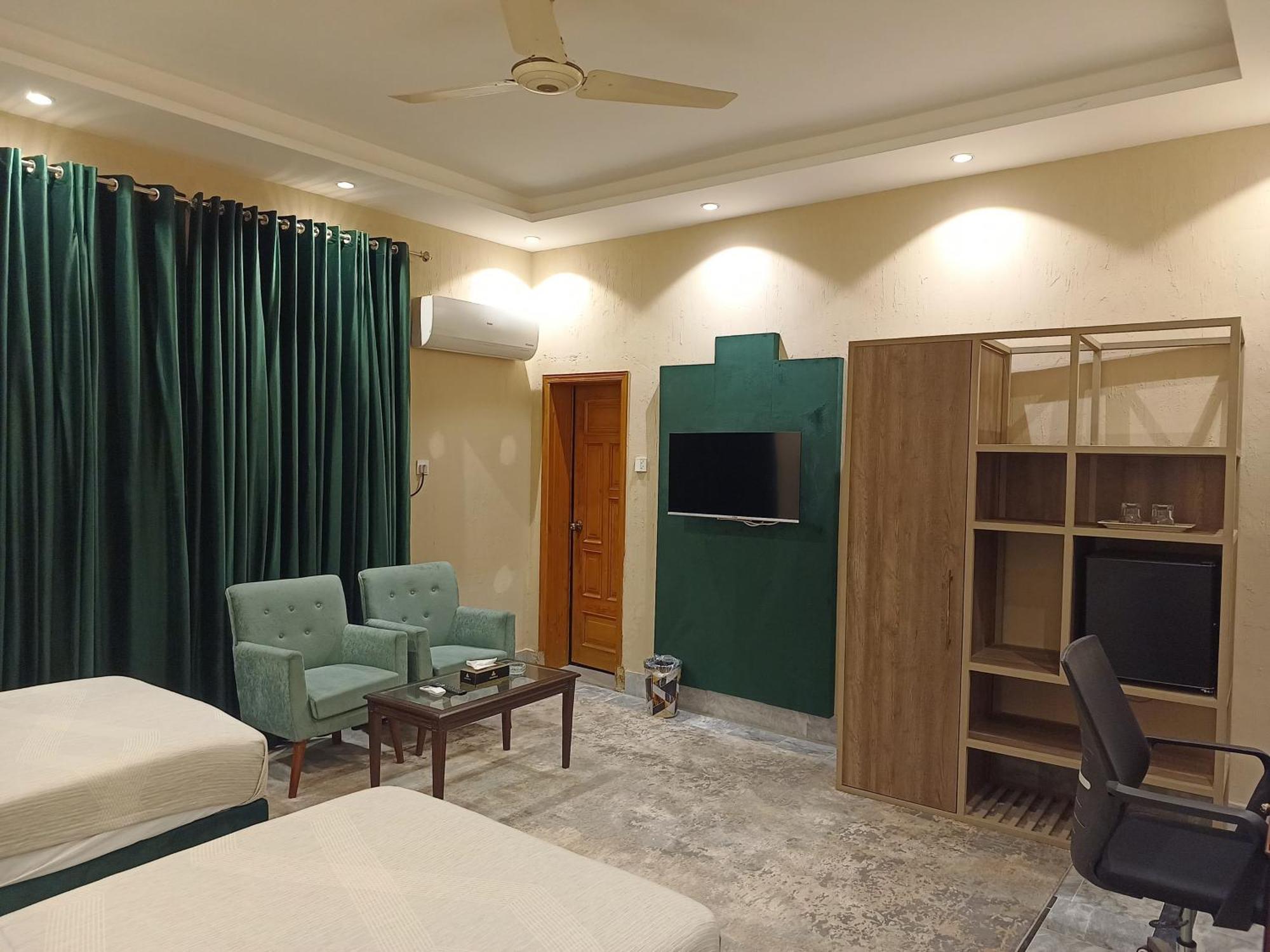 Vip Express Hotel Peshawar Buitenkant foto