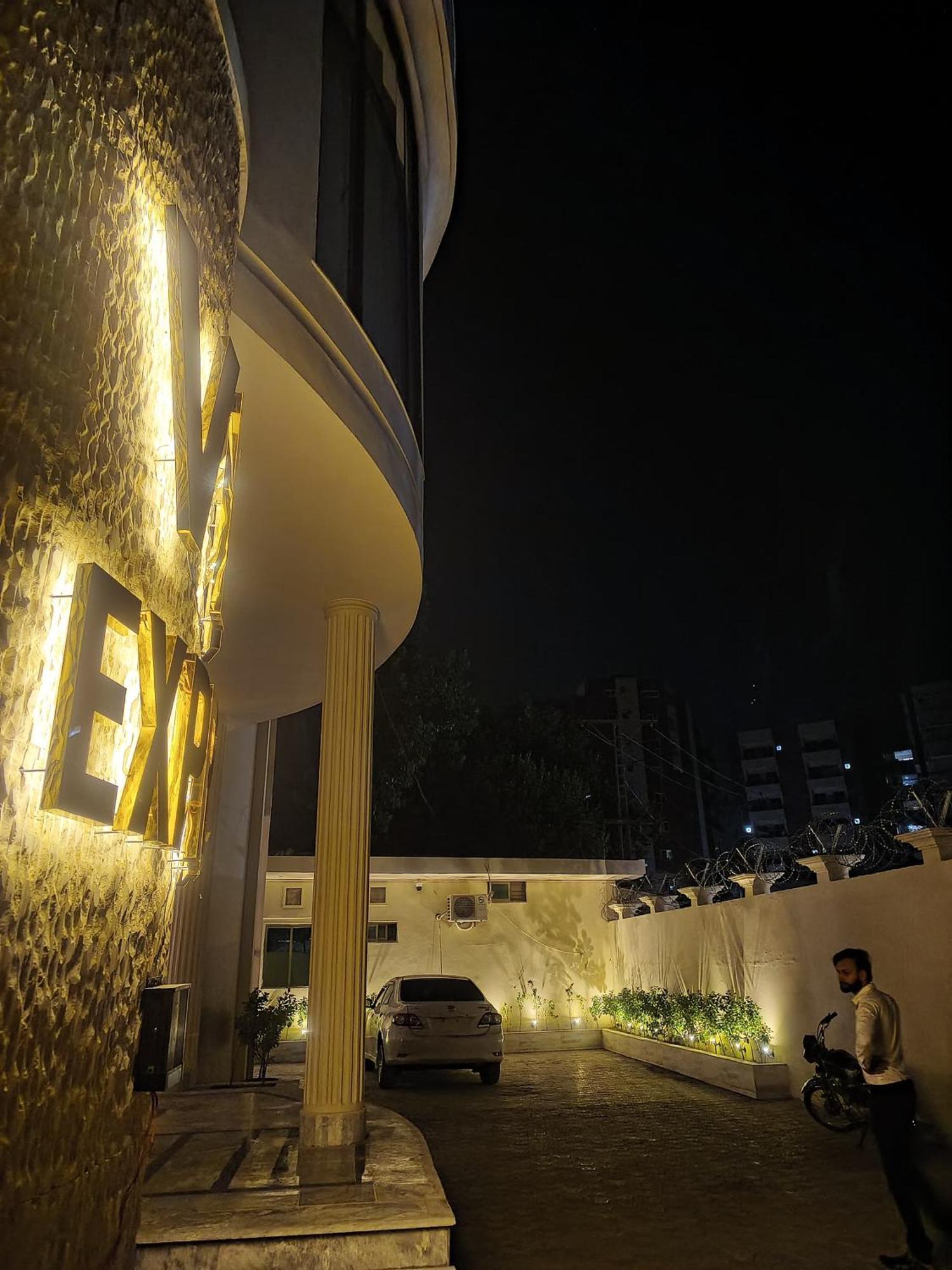 Vip Express Hotel Peshawar Buitenkant foto