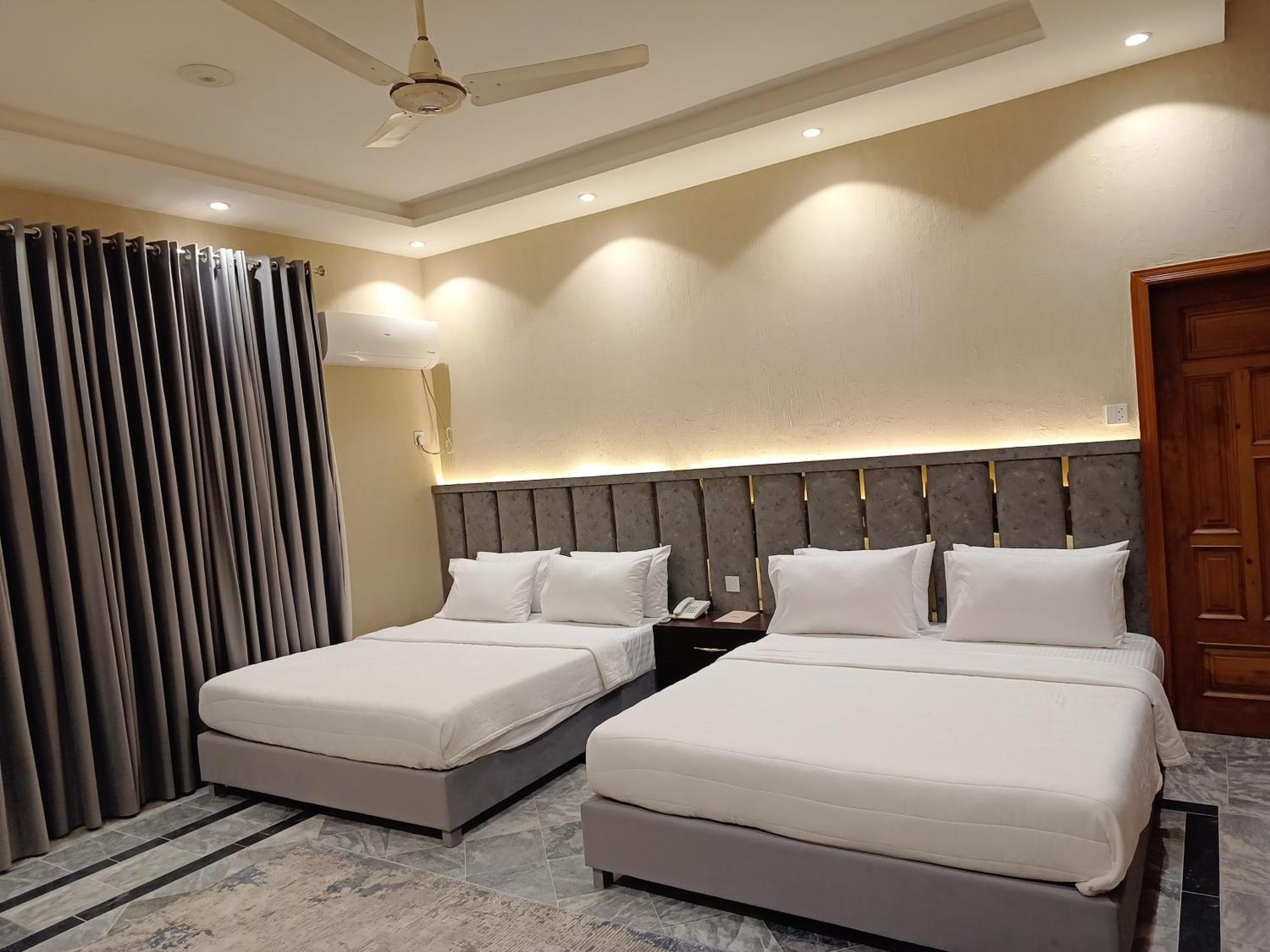 Vip Express Hotel Peshawar Buitenkant foto