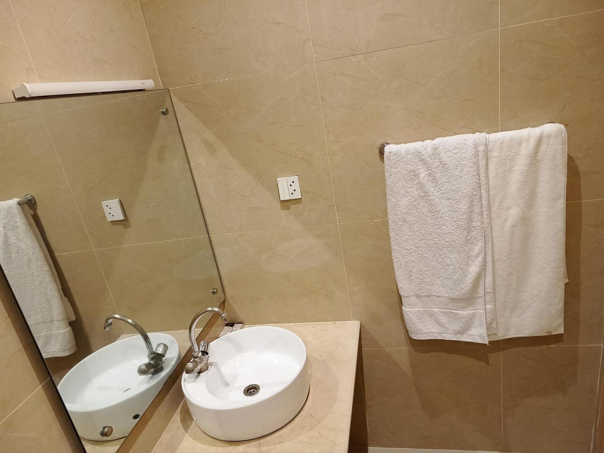 Vip Express Hotel Peshawar Buitenkant foto