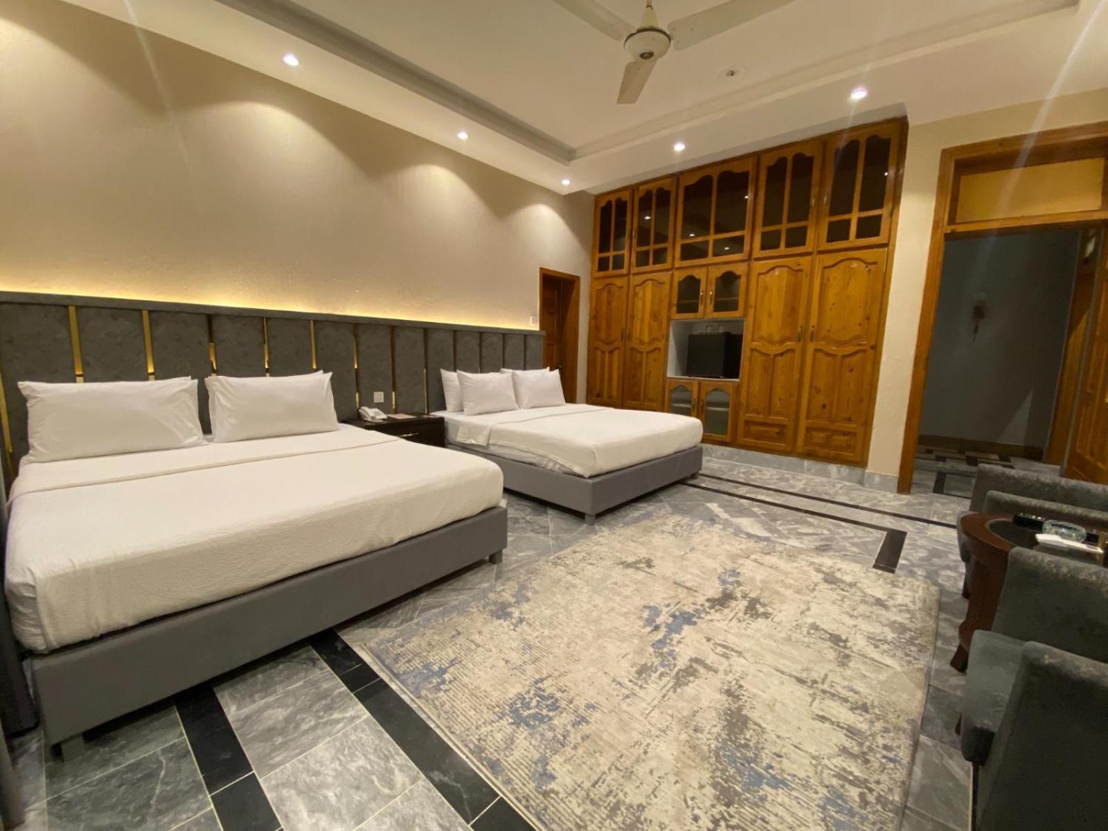 Vip Express Hotel Peshawar Buitenkant foto