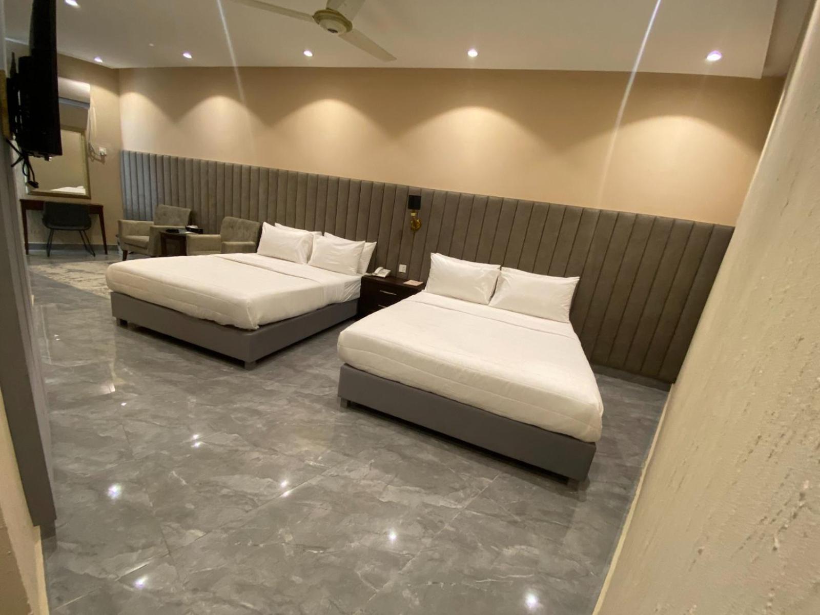 Vip Express Hotel Peshawar Buitenkant foto
