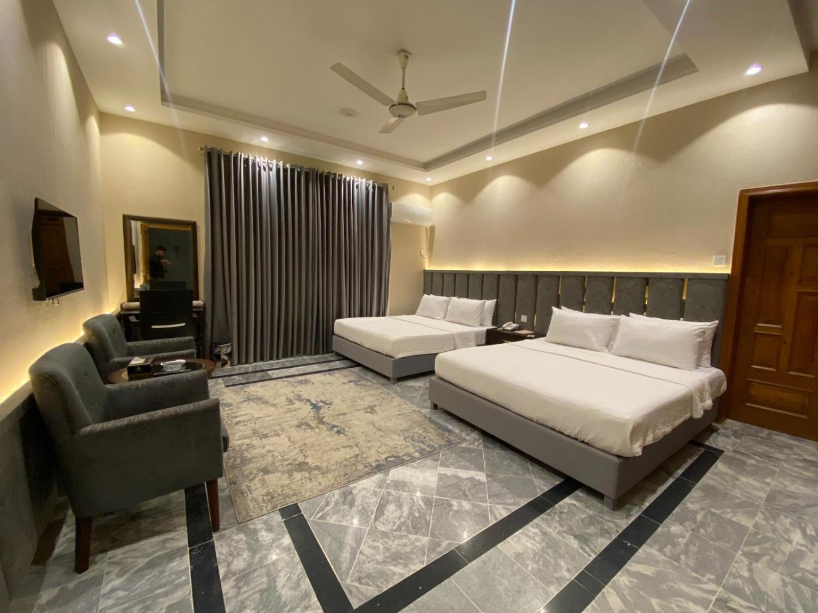 Vip Express Hotel Peshawar Buitenkant foto
