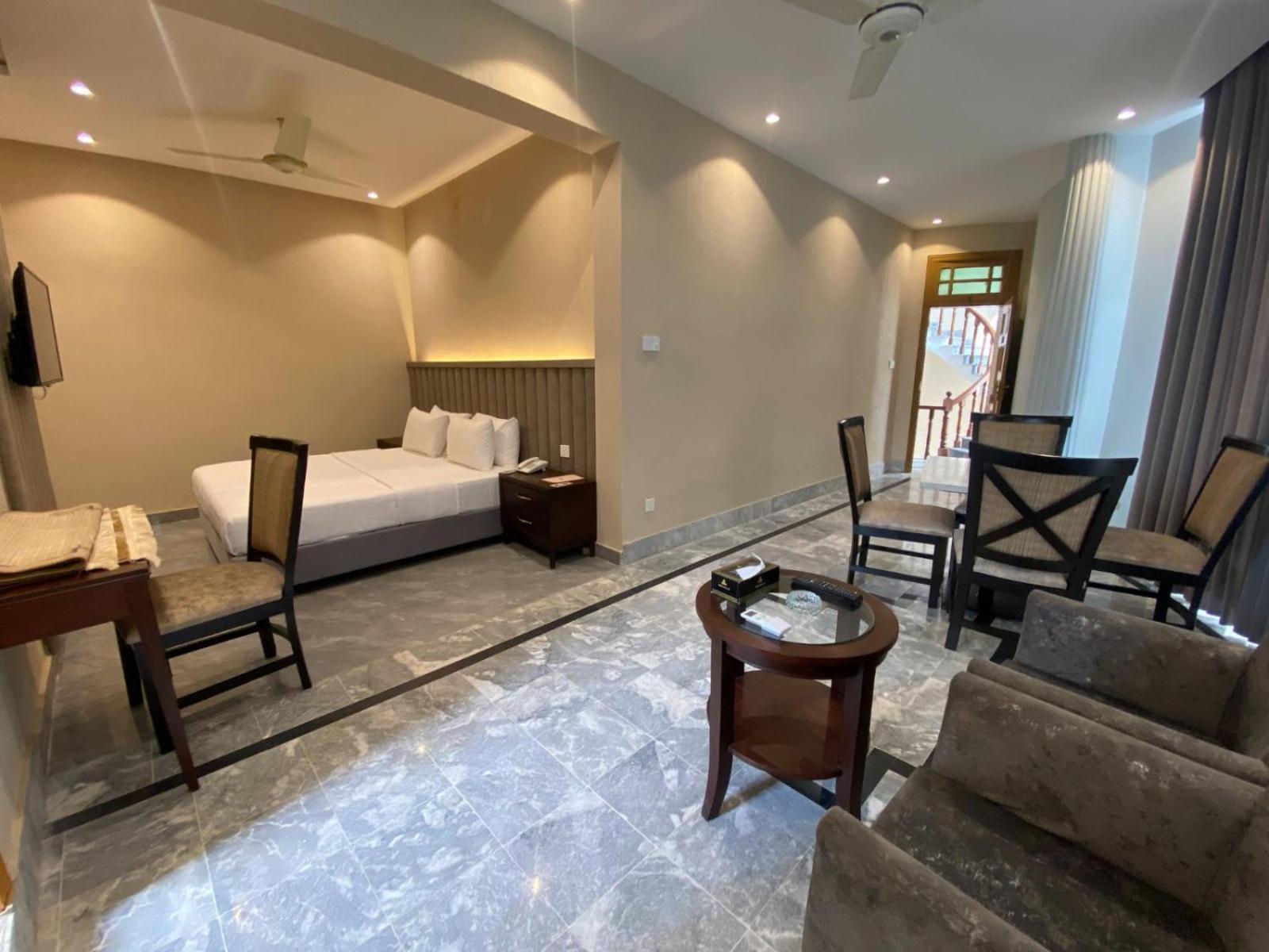 Vip Express Hotel Peshawar Buitenkant foto