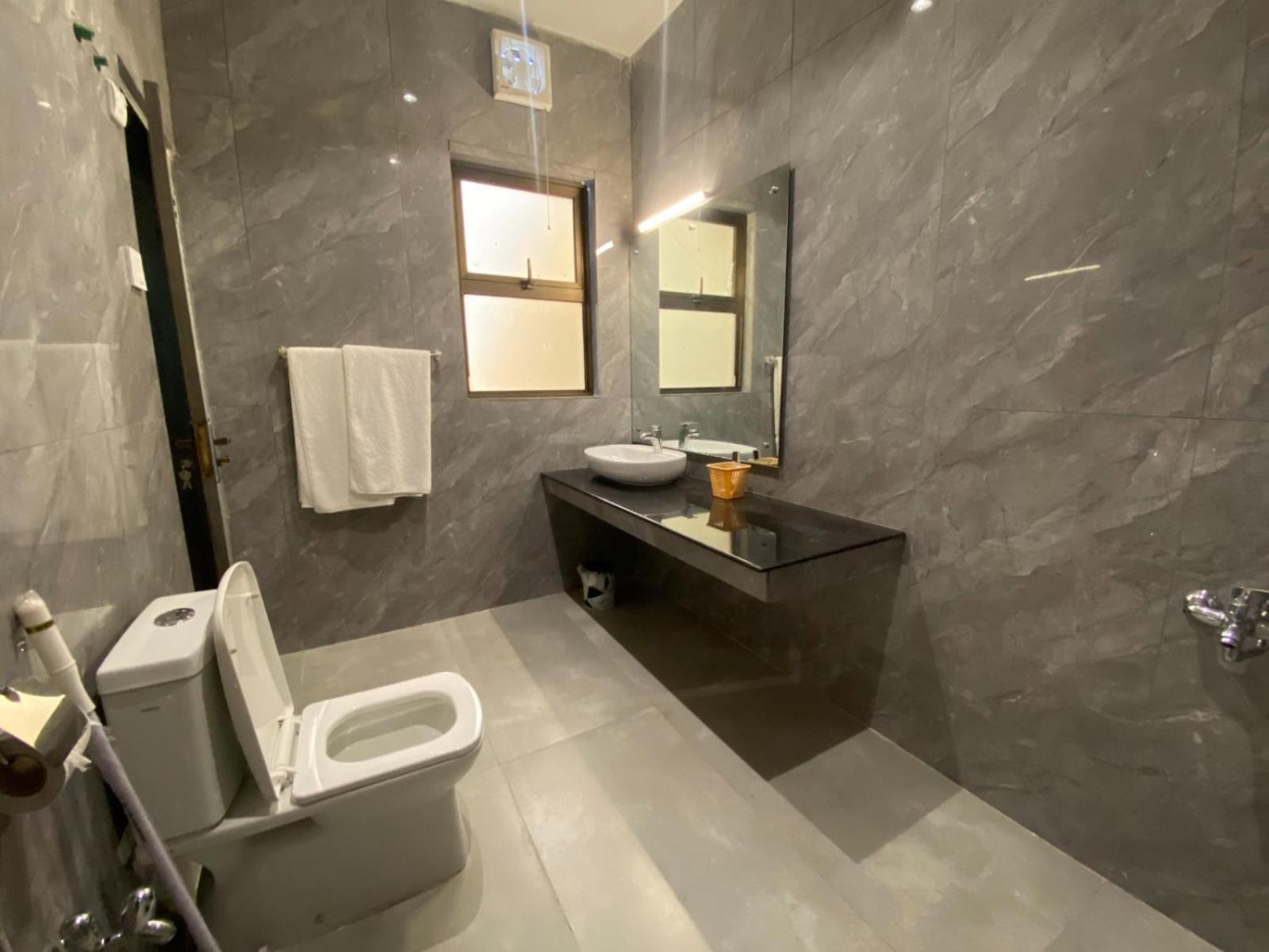 Vip Express Hotel Peshawar Buitenkant foto