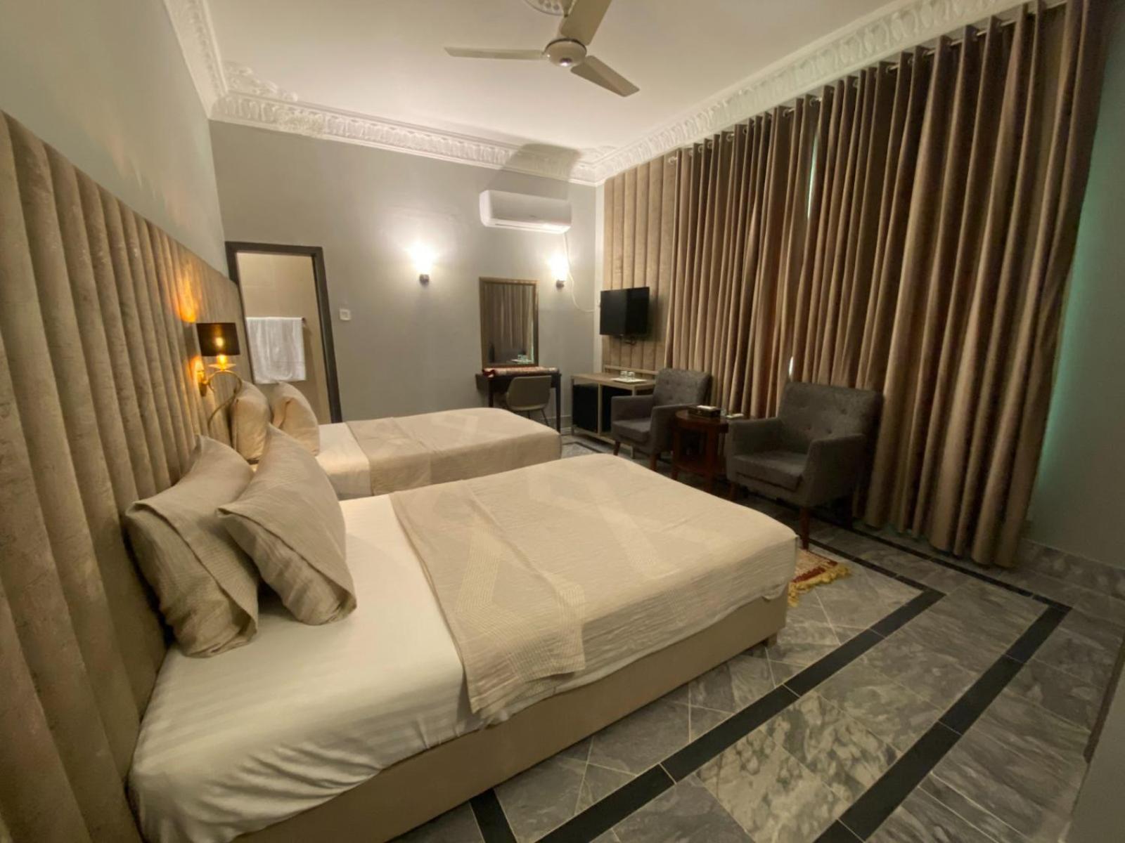 Vip Express Hotel Peshawar Buitenkant foto