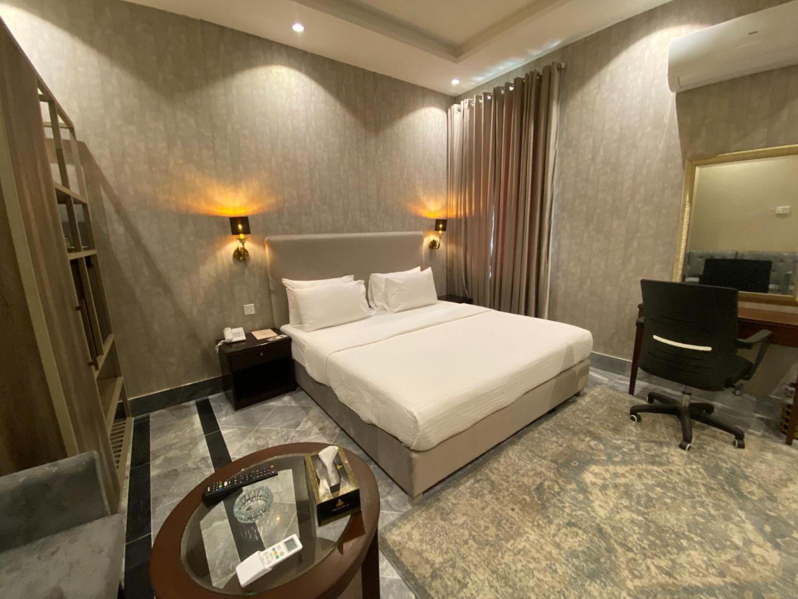 Vip Express Hotel Peshawar Buitenkant foto