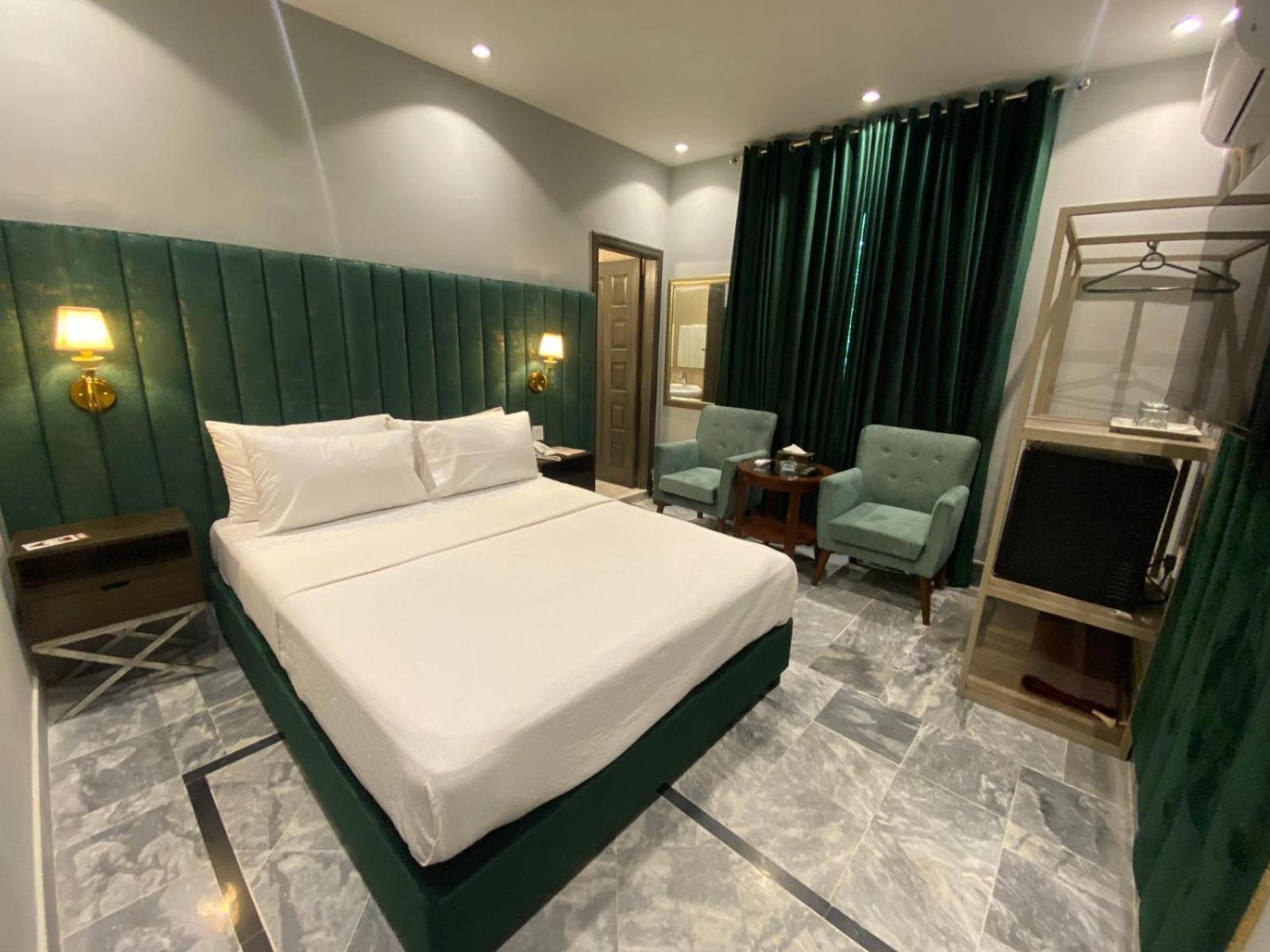 Vip Express Hotel Peshawar Buitenkant foto
