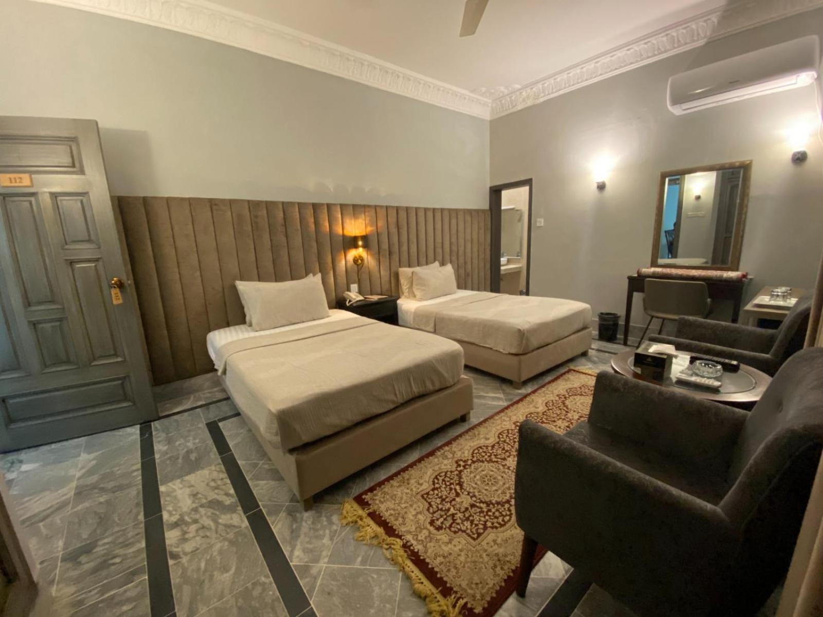 Vip Express Hotel Peshawar Buitenkant foto