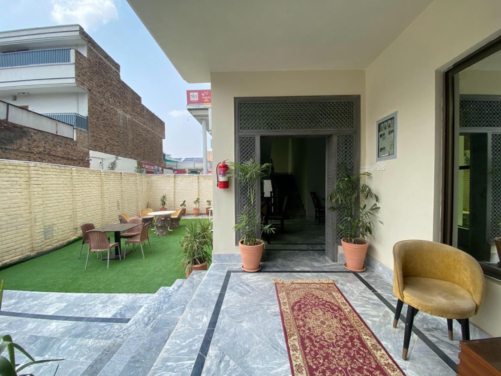 Vip Express Hotel Peshawar Buitenkant foto